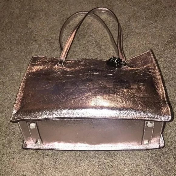 DKNY COMMUTER MEDIUM METALLIC LEATHER TOTE NWOT - Picture 7 of 10
